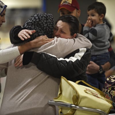 En irakisk familj i Virginia omfamnar sin mormor som lyckades ta sig in i USA då en domare fryste Trumps inresedekret tillfälligt