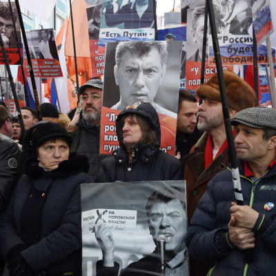 Oppositionsanhängare tågar genom Moskva till minnet av Boris Nemtsov, två år efter att han mördades.