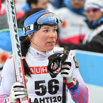 Besviken Krista Pärmäkoski håller i sina skidor och stavar.