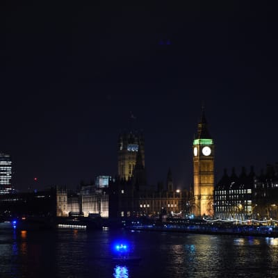 Polisoperationen i London fortsatte in mot natten.