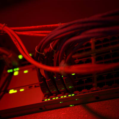 Skyddspolisen och Försvarsmaktens underättelsetjänst skulle få större möjligheter till övervakning av datanätverk.