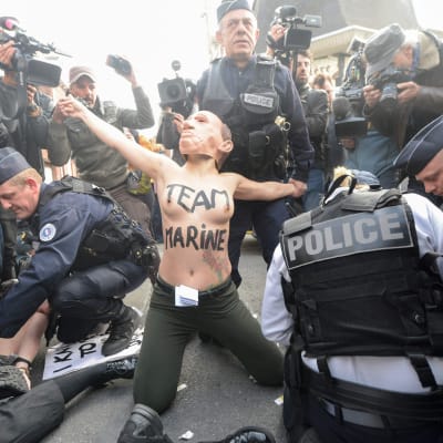 Femen-demonstrant utanför Marine Le Pens vallokal i Henin-Beaumont, i nordvästra Frankrike 23.4.2017