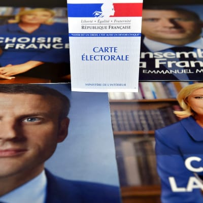Reklamblad för Emmanuel Macron och Marine Le Pen inför den sista omgången i det franska presidentvalet 2017.
