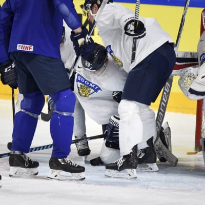 Jesse Puljujärvi hjälps av isen.