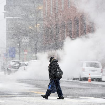 En fotgängare mitt i snöstromen på Washingtons gator.