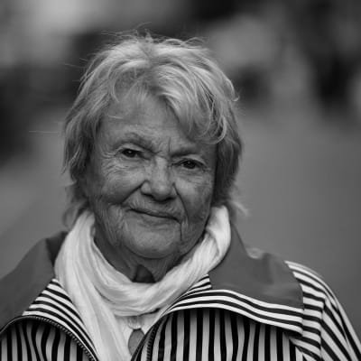 Svartvit bild på äldre kvinna. Kvinnan är författaren Maj Sjöwall.