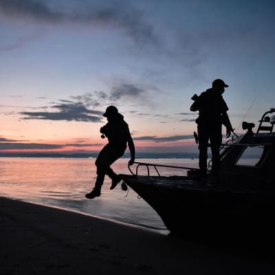 Grekisk polis patrullerade vid Evros-floden den 8 juni. 