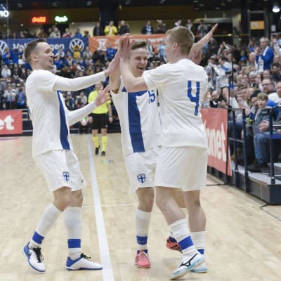 Jukka Kytölä, Olli Pöyliö ja Tuukka Pikkarainen juhlivat maalia Tanskaa vastaan. Suomi voitti Tanskan MM-karsinnassa Vantaalla 8.2.2023 ja eteni jatkokarsintoihin.