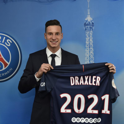 Julian Draxler presenteras av Paris Saint-Germain på en presskonferens.