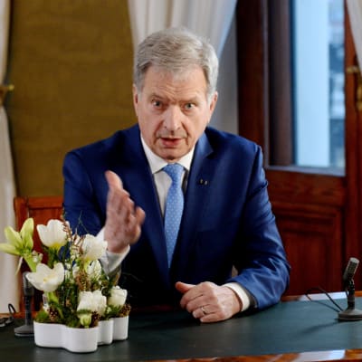 Sauli Niinistö håller tv-tal i Presidentens slott