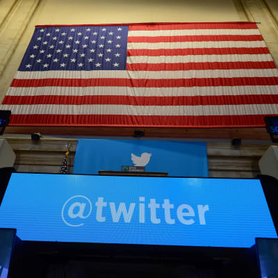 USA-presidentens officiella Twitter-konto har för närvarande nästan 33 miljoner följare. På den här arkivbilden syns Twitters logo i New York-börsen i november 2013. 