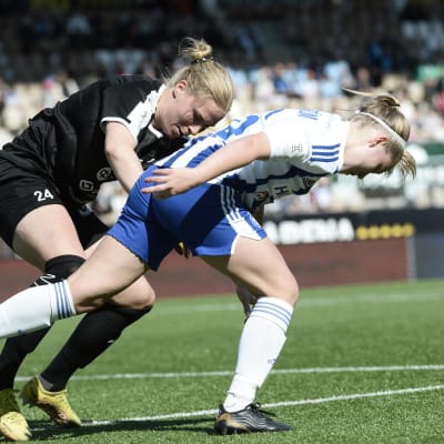 TPS:n Emma Santamäki (vas.) ja HJK:n Lotta Lindström jalkapallon naisten Kansallisen liigan ottelussa HJK–TPS Helsingissä 10. kesäkuuta 2023.