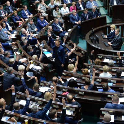 Medlemmar av det polska parlamentets underhus "Sejm" röstar om reformen som skulle ge politikerna makt att utse Högsta domstolens domare.