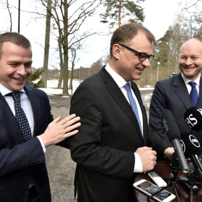 Regeringstrion Petteri Orpo, Juha Sipilä och Sampo Terho är glada inför budgetrian.
