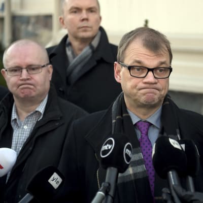 Statsminister Juha Sipilä (C), finansminister Alexander Stubb (Saml) och justitie- och arbetsminister Jari Lindström (Sannf) håller presskonferens om konkurrenspaketet 29.2.2016