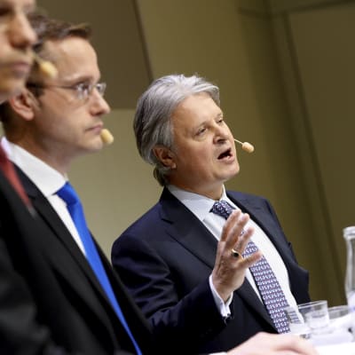 Nordeas verkställande direktör Casper von Koskull (till höger), chefen för Nordeas förmögenhetsförvaltning Snorre Storset och wholesale banking-chefen Erik Ekman vid en presskonferens i Stockholm den 7 april 2016.