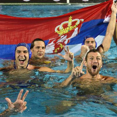 Serbian pelaajat juhlivat EM-kultaa.