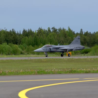JAS 39 Gripen med vingnummer 231 startar för sitt uppvisningsnummer i samband med Turku international Airshow 2015