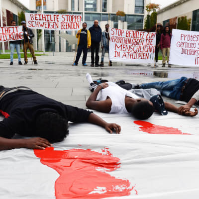 Etiopier i Berlin protesterade nyligen mot människorättsbrott i Etiopien. Demonstranterna krävde också att förbundskansler Angela Merkel ställer in ett planerat besök i Addis Abeba