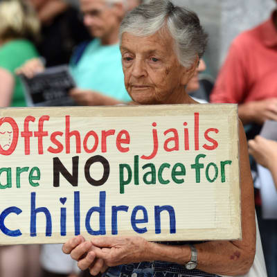 Protest i Brisbane mot att barn placeras i flyktinglägret på Nauru.