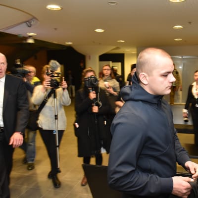Eppu Torniainen anländer till rätten 21 december 2016.