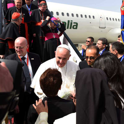Påve Franciskus och hans följe välkomnades på flygplatsen i Kairo på fredag eftermiddag. 28.4.2017