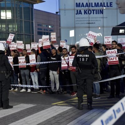Demonstranter vid Helsingfors-Vanda flygplats protesterar mot mot tvångsavvisningar.