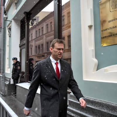 Navalnyj på väg till valkommissionens högkvarter i Moskva på måndagen 25.12.2017.
