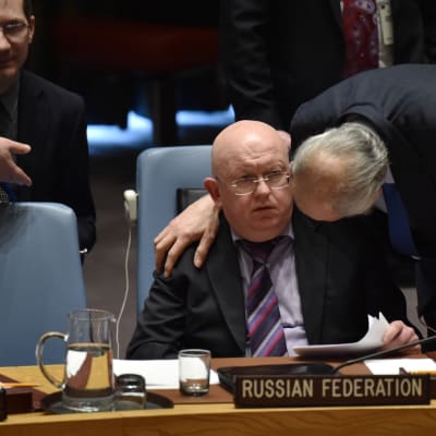 Rysslands FN ambassadör Vassily Nebenzia talar med syriska Bashar Jaafari under FN.s säkerhetsråd 10.4.