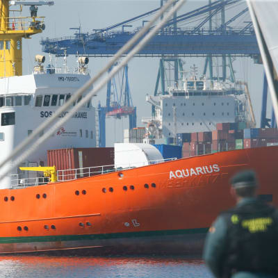Räddningsfartyget Aquarius anlöper hamnen i Valencia.