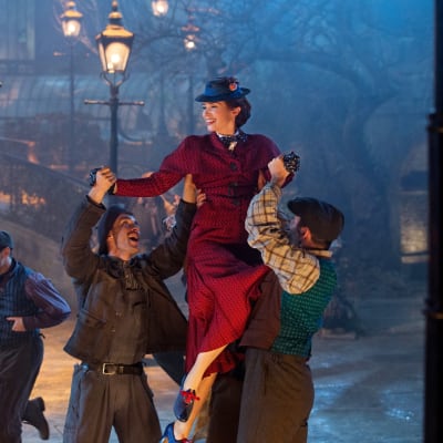 MAry Poppins lyfts upp av två sotare.