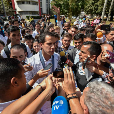Oppositionsledaren Juan Guaidó talade med reportrar medan han deltog i onsdagens protester utanför universitetet i Caracas.