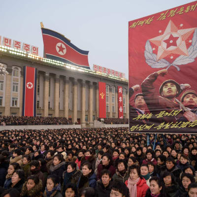 På måndagen, inför Kim Jong-uns nyårstal samlades människor på Kim Il-Sung-skvären i centrum av Pyongyang. 