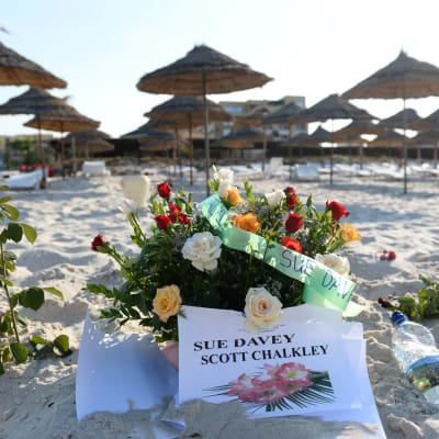 Blommor på en strand efter terrorattacken i Sousse i Tunisien år 2015