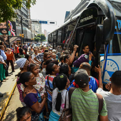 Människor i Caracas försöker rymmas med på en buss 25.3.2019