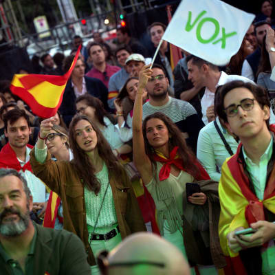 Supportrar till ytterhögerpartiet Vox i Spanien. 