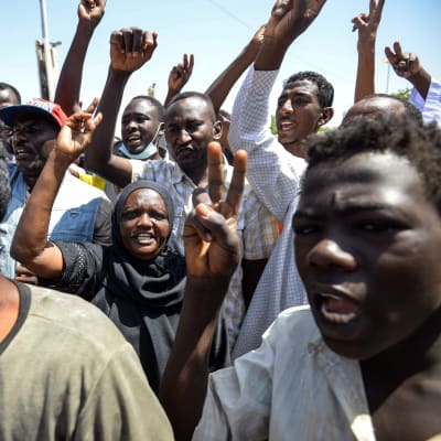 Demonstranter ropade och visade upp segertecknet under fortsatta protester i Khartoum på tisdagen. 