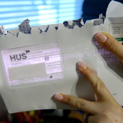 Patientbrev som HUS skickat. I adressfältet som är genomskinligt går det att läsa en del av brevet, men på bilden är det här döljt med en vit lapp.