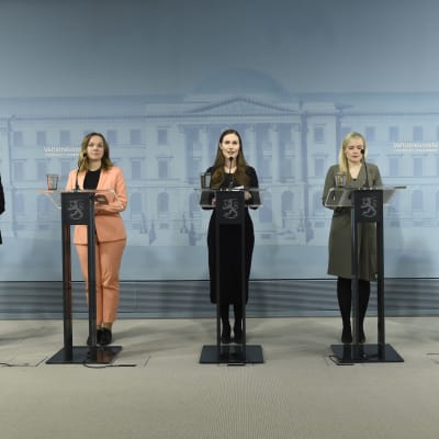 Li Andersson, Katri Kulmuni, Sanna Marin, Maria Ohisalo och Anna-Maja Henriksson håller presskonferens. 
