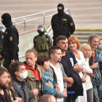 Människokedja i Minsk, i samband med protester mot president Alexandr Lukasjenko.