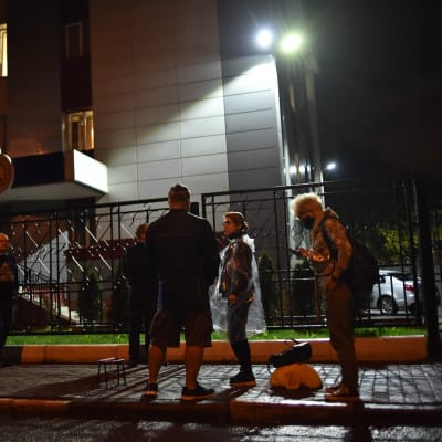 Kolleger och anhöriga till gripna journalister samlas för att protestera framför en myndighetsbyggnad i Minsk 27.8.2020