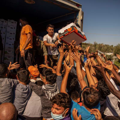 Matutdelning till hemlösa migranter på Lesbos