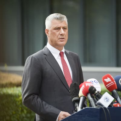 Kosovon presidentti Hashim Thaçi ilmoitti erostaan tiedotustilaisuudessa Kosovon pääkaupungissa Pristinassa 5. marraskuuta 2020.