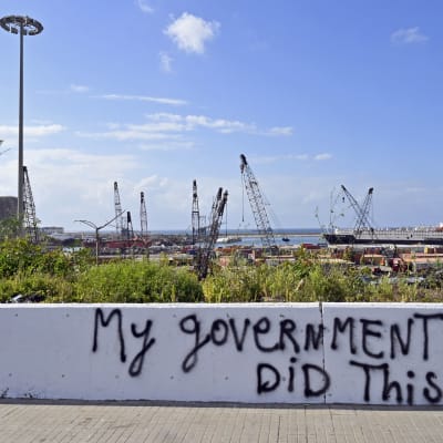 "Min regering gjorde detta" har någon skrivit på en mur vid hamnen i Beirut, som förstördes i en enorm explosion i augusti i fjol. 