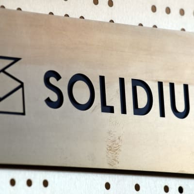 En skylt med Solidiums logo.