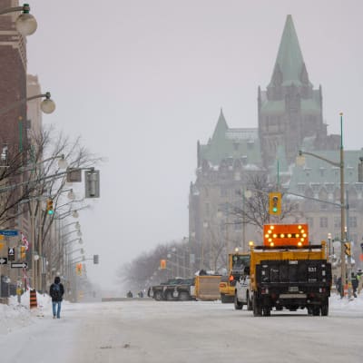 Vintrig bild från Kanadas huvudstad Ottawa strax efter att en långvarig långtradardemonstration i centrum av staden upplösts av polisen.