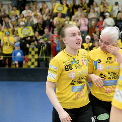 PSS-spelare ser besvikna ut.