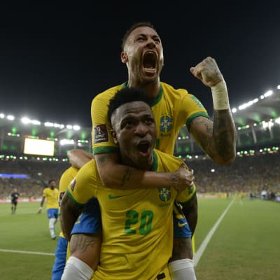 Neymar och Vinicius Junior firar mål i landslaget.