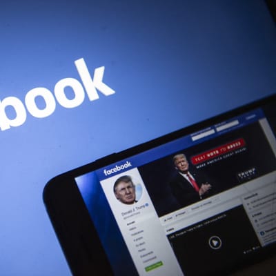 I bakgrunden Facebooks logo, i förgrunden en ipad med Donald Trumps facebookkonto.