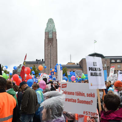 Palkansaajien mielenilmaus Helsingin Rautatientorilla 2015.